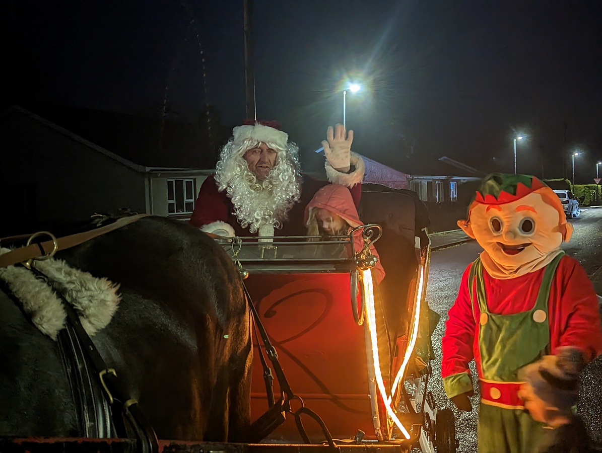 Santa Visits Killen 2022 - Claremount Drive   (18)